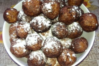 Сырные пончики в сахарной пудре