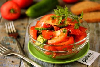 Салат из помидоров и огурцов с чесноком