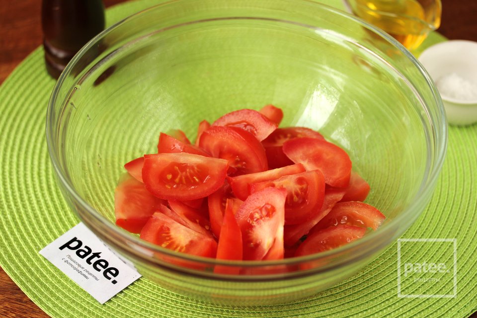 Салат из помидоров и огурцов с чесноком - Шаг 3