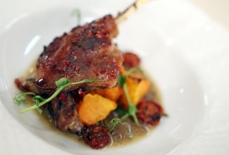 Медовая утиная ножка с тыквой и луковым соусом