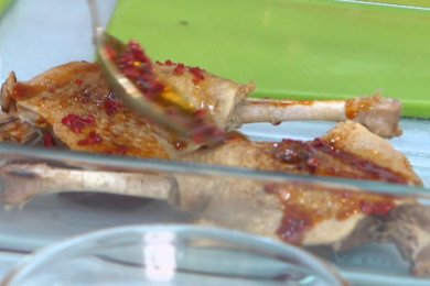 Медовая утиная ножка с тыквой и луковым соусом - приготовление