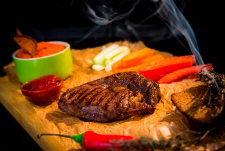 Стейк Рибай с овощами и дипом