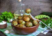 Молодой картофель с укропом и чесноком