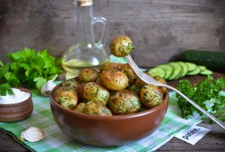 Молодой картофель с укропом и чесноком