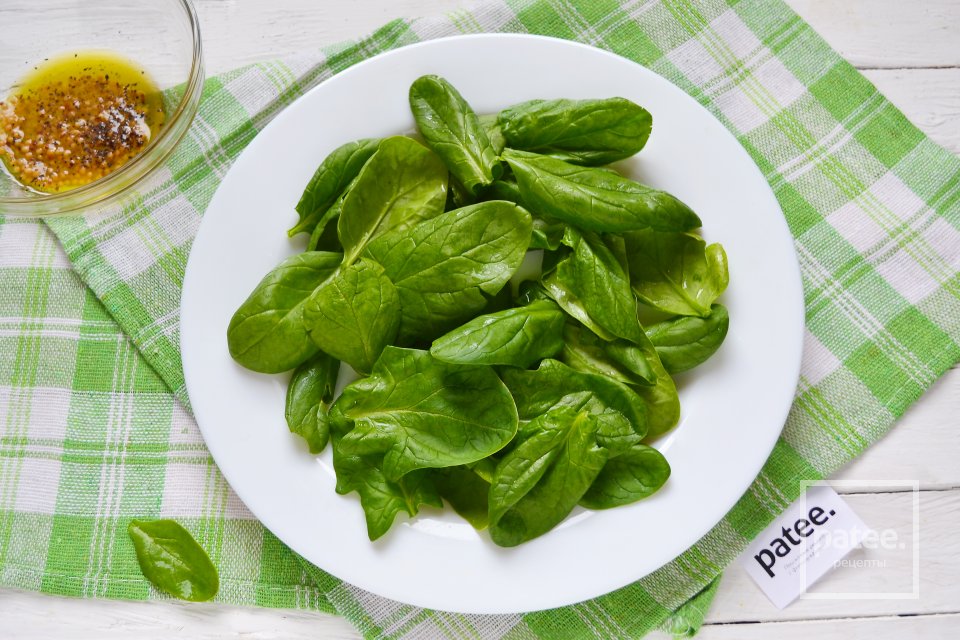 Салат со шпинатом и горчичной заправкой - Шаг 10