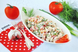 Салат с копченой курицей и помидорами