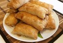 Слоеные пирожки с курицей и грибами