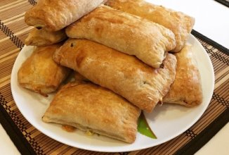 Слоеные пирожки с курицей и грибами