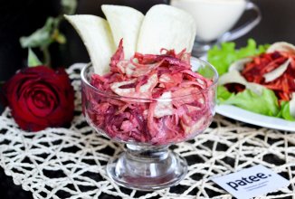 Салат из свеклы и моркови с чипсами