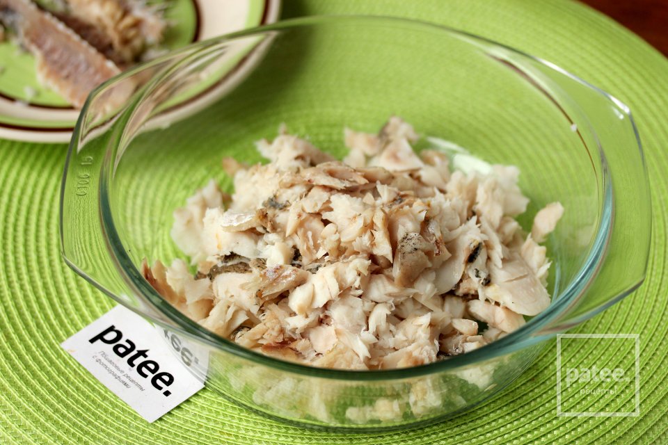 Пирожки с рыбой и яйцом в духовке - Шаг 8