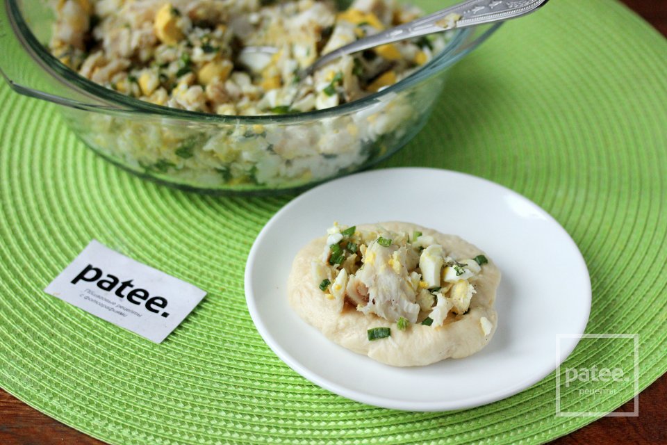 Пирожки с рыбой и яйцом в духовке - Шаг 15