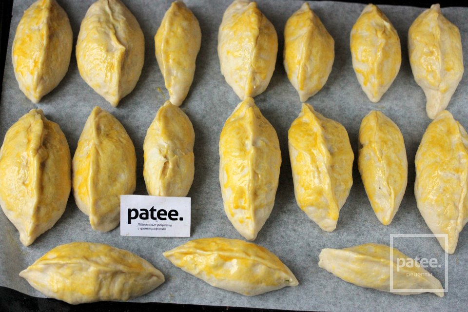 Пирожки с рыбой и яйцом в духовке - Шаг 18