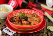 Мясо, тушеное с черносливом и барбарисом