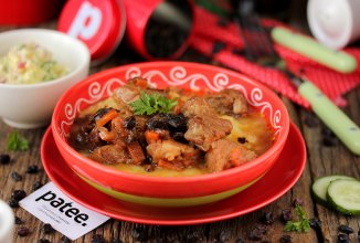 Мясо, тушеное с черносливом и барбарисом