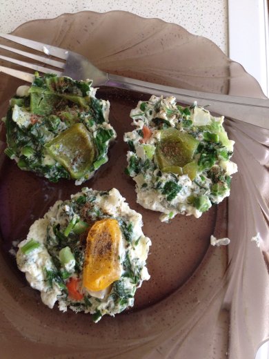 Элементарный Омлет с зеленью в микроволновке. 5минутка;) - Шаг 1