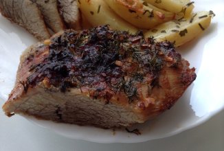 Запеченная, ароматная свинина с картофельными дольками