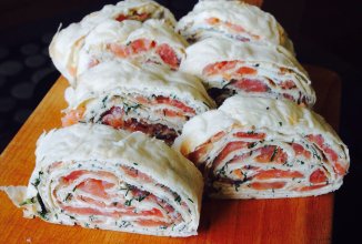 Рулетик с копченым лососем