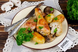 Запеченная курица с молодым картофелем, цветной капустой и грибами