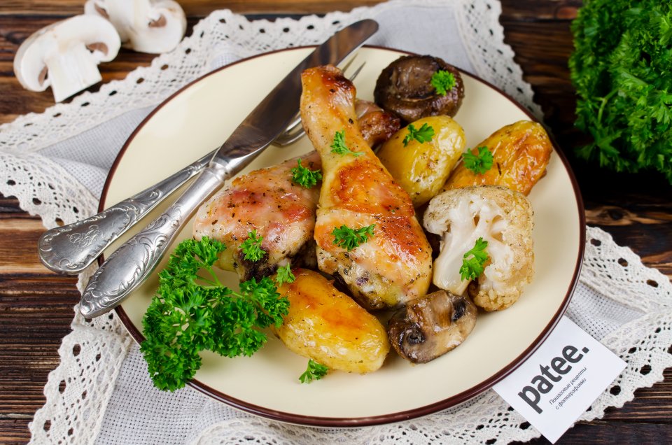 Запеченная курица с молодым картофелем, цветной капустой и грибами