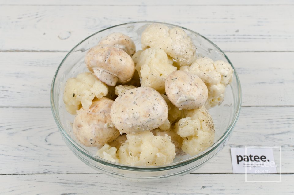 Запеченная курица с молодым картофелем, цветной капустой и грибами - Шаг 14