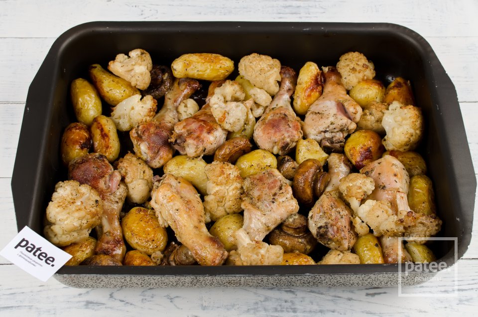 Запеченная курица с молодым картофелем, цветной капустой и грибами - Шаг 16