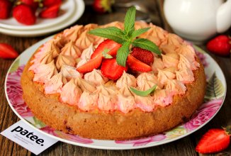 Праздничный пирог с клубникой