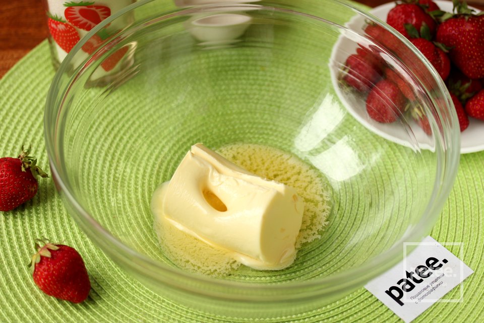 Праздничный пирог с клубникой - Шаг 2