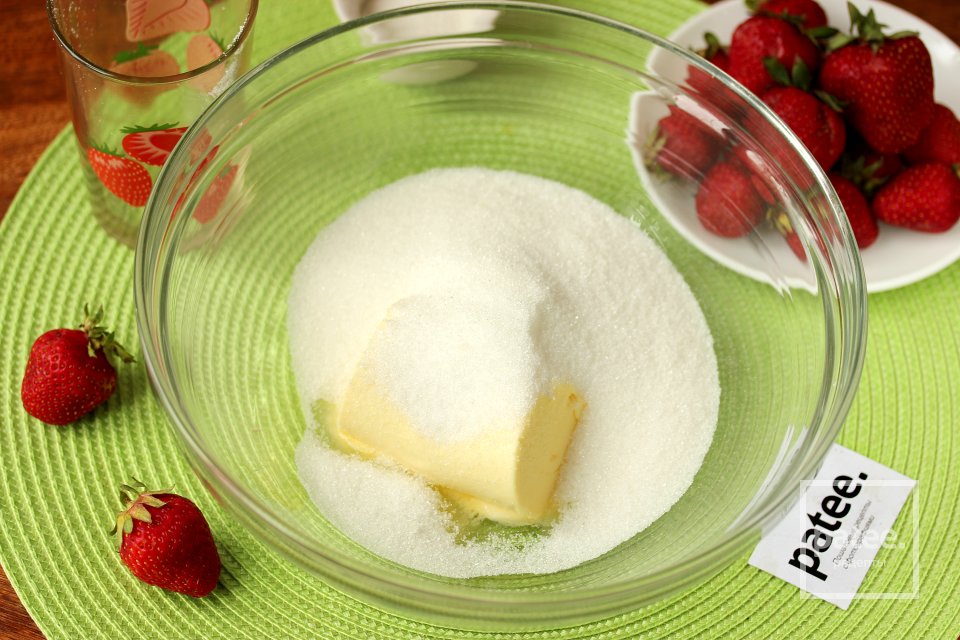 Праздничный пирог с клубникой - Шаг 3