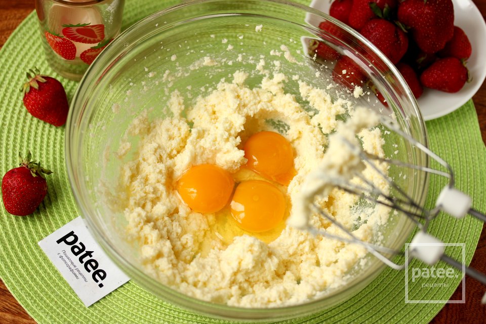 Праздничный пирог с клубникой - Шаг 4