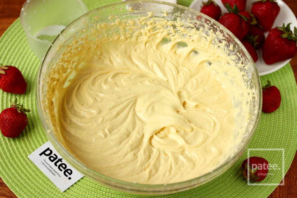 Праздничный пирог с клубникой - Шаг 6