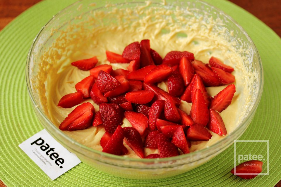 Праздничный пирог с клубникой - Шаг 7