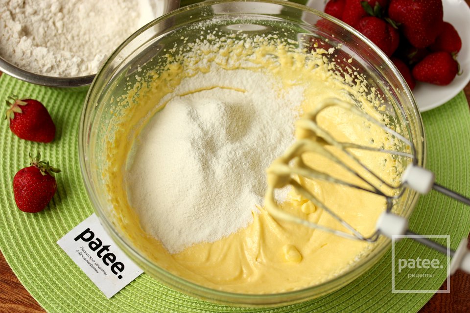 Праздничный пирог с клубникой - Шаг 5