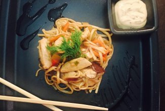 Курица с овощами в устричном соусе с пшеничной лапшой