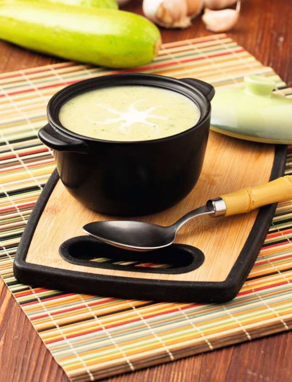 Суп-пюре из кабачков с запеченным чесноком