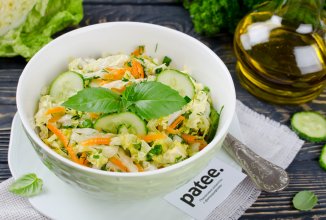 Свежий хрустящий салат из пекинской капусты