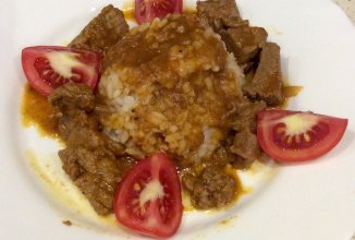 Тушёная телятина в томатном соусе.