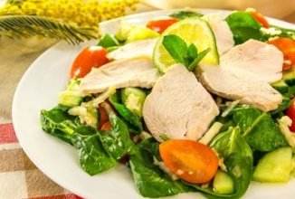 салат с сельдереем,шпинатом и куриным филе