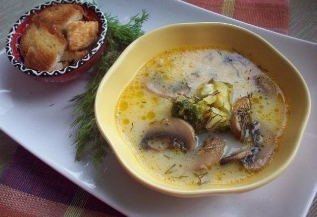 Сырный суп с шампиньоами и брокколи