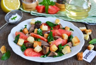 Теплый салат с печенью и шпинатом