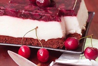 Диетический торт с йогуртовым муссом и черешневым желе.