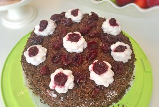 Шоколадный торт с вишней