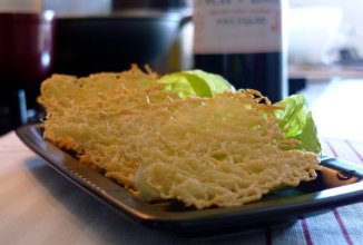 Сырные чипсы.