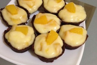 Шоколадные кексики с персиковым кремом