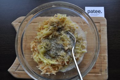 Драники с сырной начинкой - приготовление