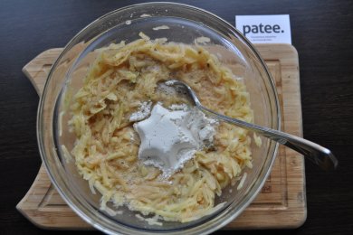 Драники с сырной начинкой - приготовление