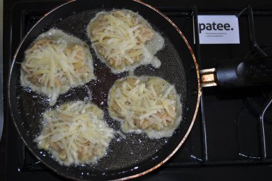 Драники с сырной начинкой - приготовление