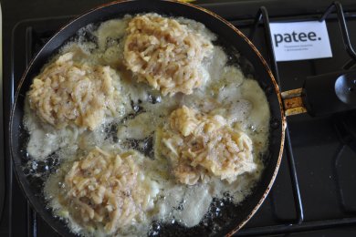 Драники с сырной начинкой - приготовление