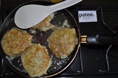 Драники с сырной начинкой - приготовление