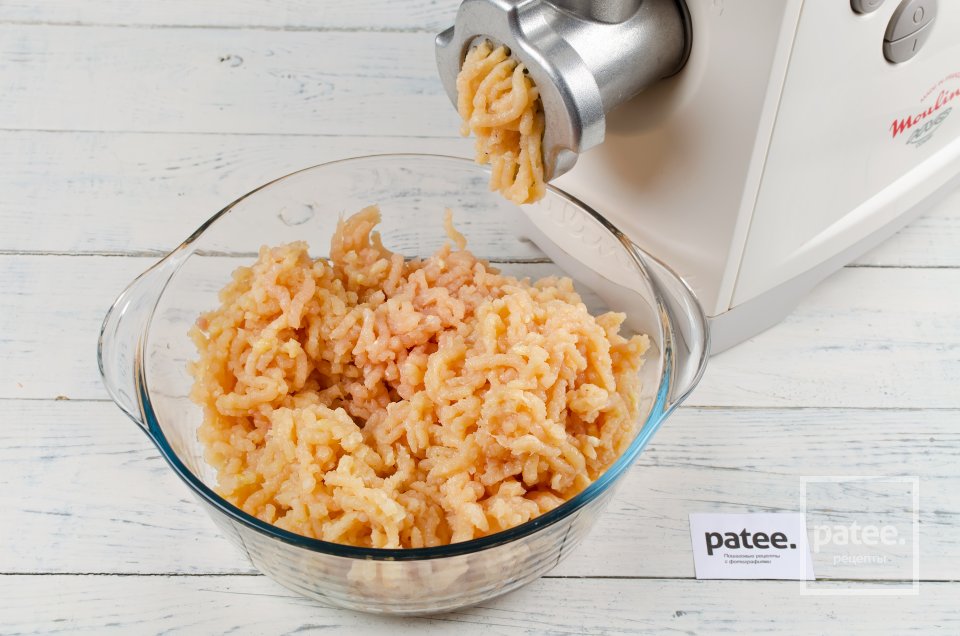 Нежные куриные котлеты с укропом - Шаг 2