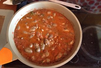 Куриные сердечки с томатной подливой